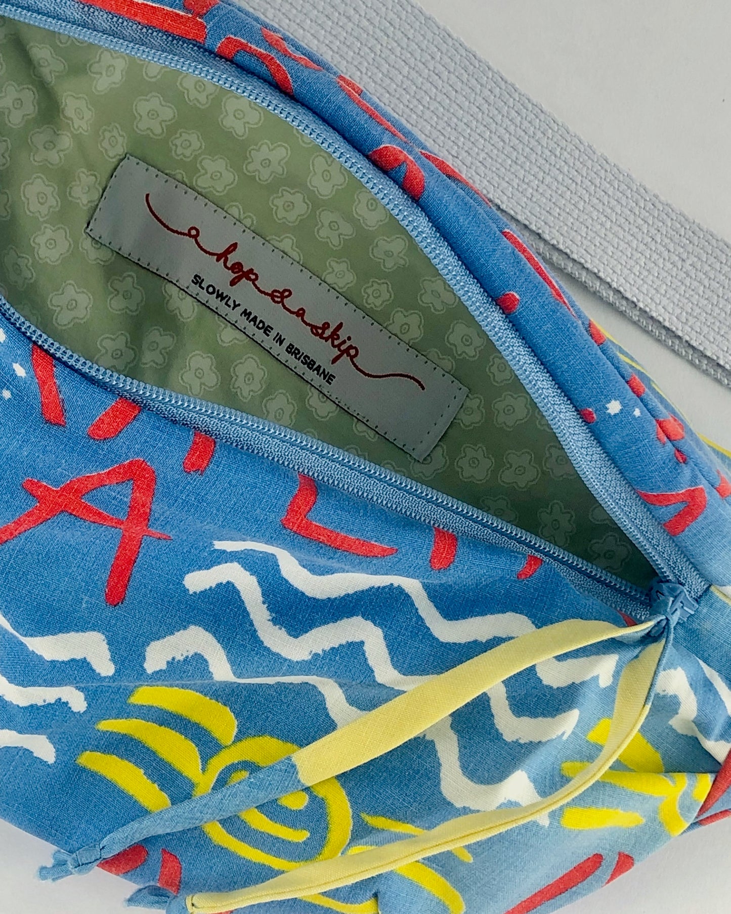 Ken Done Australiana bumbag with fully lined interior in a green daisy flower cotton fabric